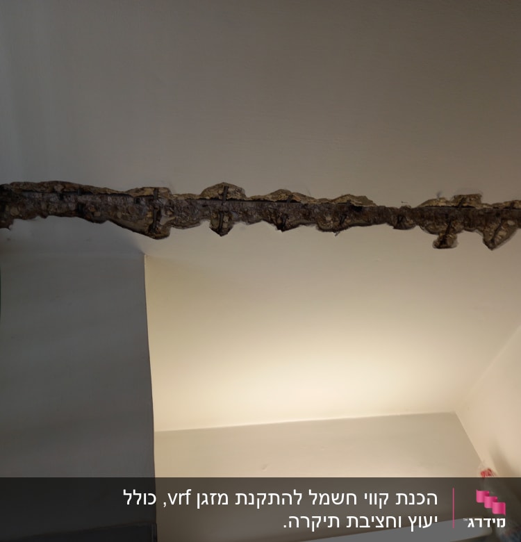 צינור ירוק עובר בתעלה בקיר